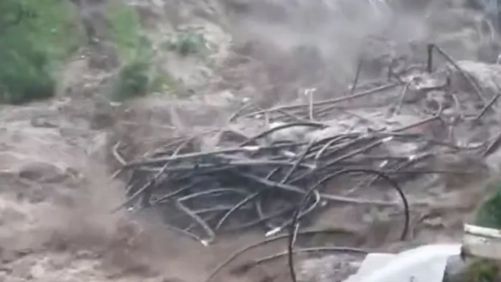 Banjir bandang menyebabkan kerusakan luas di kawasan wisata pemandian air panas Guci, Indonesia