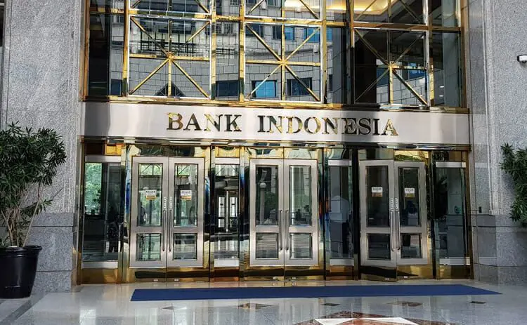 Bank Sentral Indonesia mengklarifikasi aturan baru mengenai transaksi mata uang asing