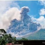 Berita Dunia: Gunung Merapi di Indonesia meletus, memuntahkan awan panas