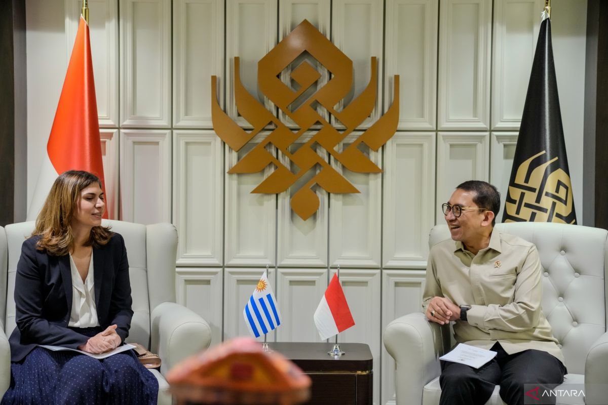 Fadli Zon mengusulkan program kebudayaan bilateral antara Indonesia dan Uruguay.