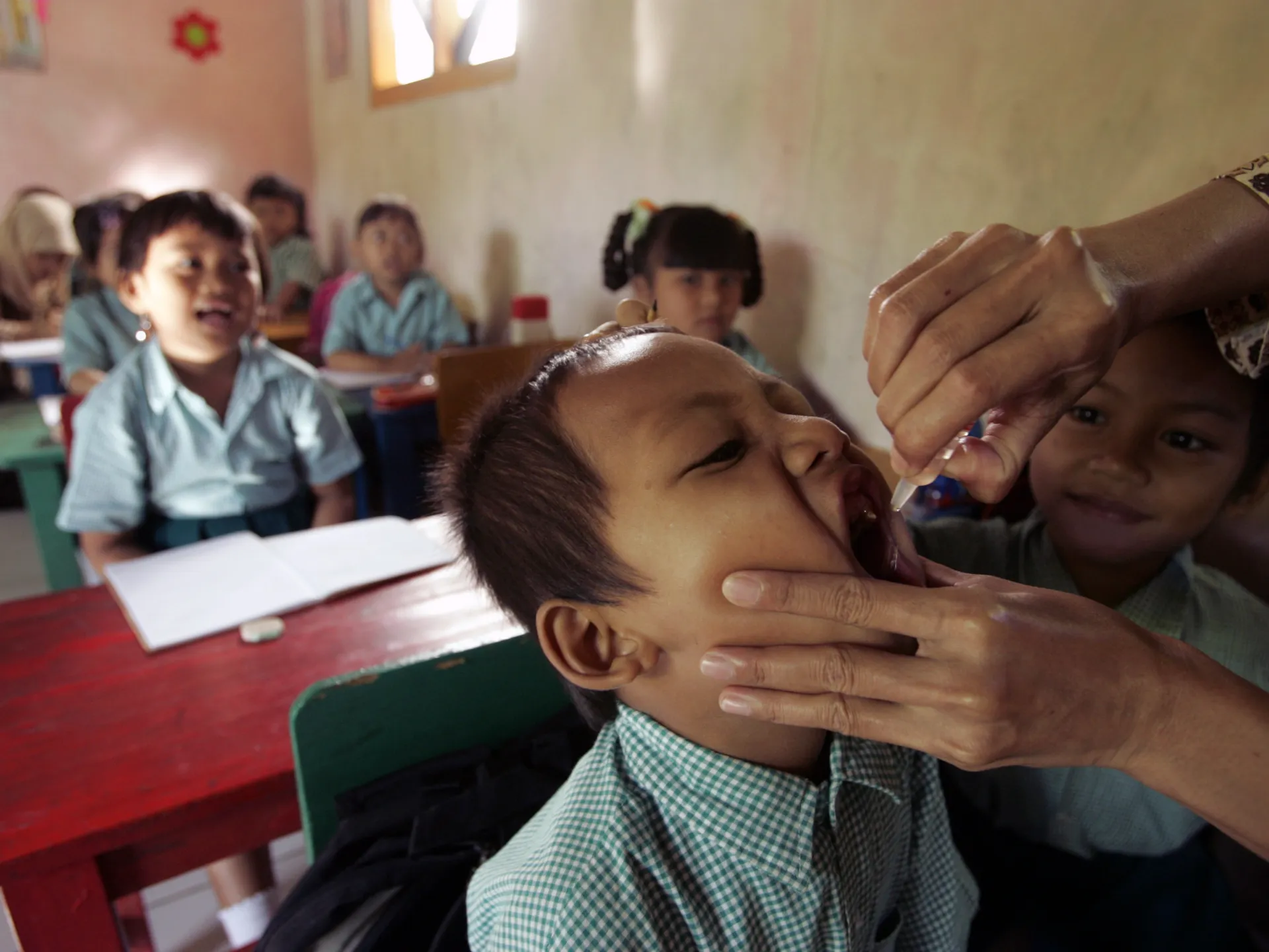 Gangguan akibat COVID-19 mengganggu jadwal vaksinasi rutin di Indonesia.