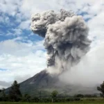 Gunung berapi di Indonesia bagian barat memuntahkan semburan abu panas yang dahsyat ke udara - Nasional
