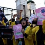 Kekerasan melanda Indonesia di tengah protes atas memburuknya kondisi ekonomi.