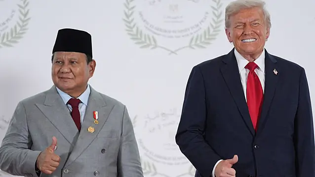 Presiden Indonesia meminta Trump untuk bertemu dengan putranya, Eric, dalam momen 'mikrofon terbuka'