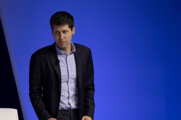 Berita Teknologi Hari Ini: OpenAI Dapatkan CEO Baru, WhatsApp Dikabarkan Akan Hadirkan Chatbot AI, Snapdragon 7 Gen 3 Diluncurkan