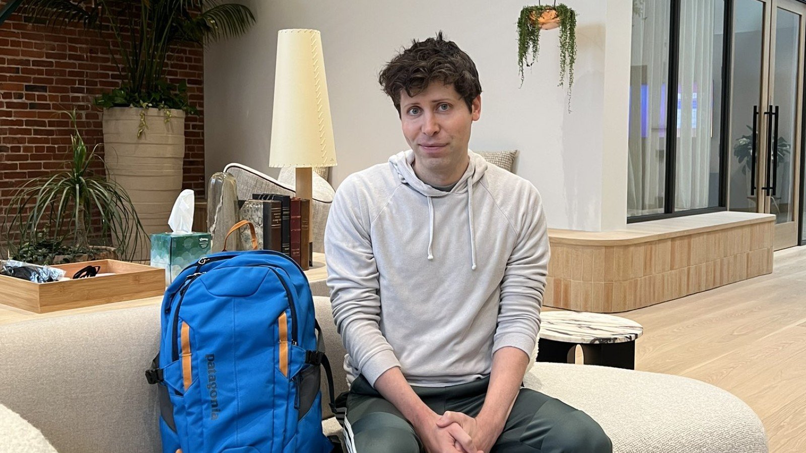 Berita Teknologi Hari Ini: Sam Altman Kembali Ditunjuk sebagai CEO OpenAI, Aplikasi iMessage dari Sunbird Ditutup, dan lainnya