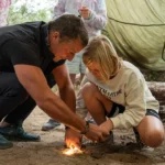 Di Resor Mewah Ini, Bear Grylls Mengajarkan Para Orang Super Kaya Cara Bertahan Hidup di Tengah Kiamat
