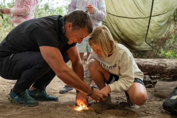 Di Resor Mewah Ini, Bear Grylls Mengajarkan Para Orang Super Kaya Cara Bertahan Hidup di Tengah Kiamat