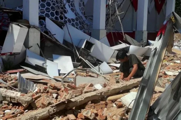 Gempa bumi dahsyat merusak bangunan di Indonesia dan memicu gelombang tsunami