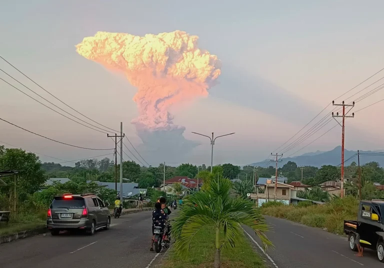 Gunung Lewotobi Laki-laki di Indonesia meletus, status siaga berada pada tingkat tertinggi