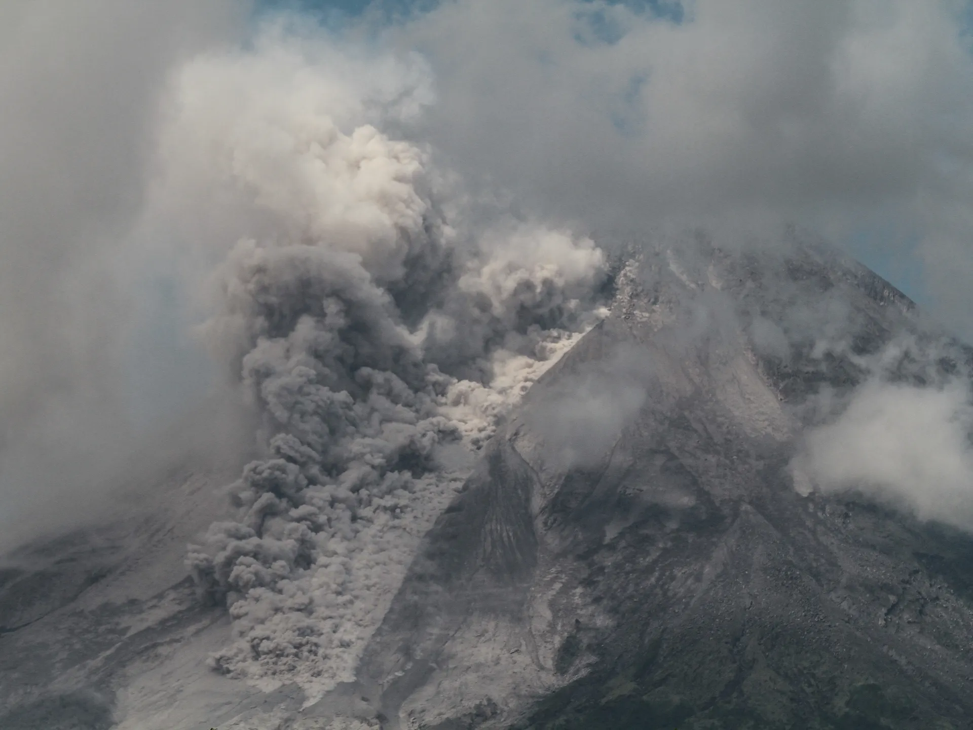 Gunung Merapi di Indonesia meletus, menimbun desa-desa dengan abu