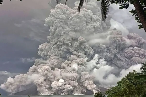 Gunung Ruang di Indonesia kembali memuntahkan abu panas setelah letusannya memaksa sekolah dan bandara ditutup