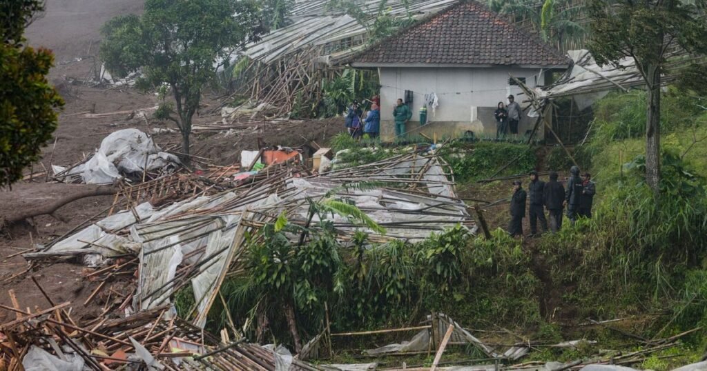 Longsor di Indonesia menewaskan delapan orang dan lebih dari 80 orang hilang dalam bencana mengerikan tersebut