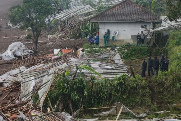 Longsor di Indonesia menewaskan delapan orang dan lebih dari 80 orang hilang dalam bencana mengerikan tersebut