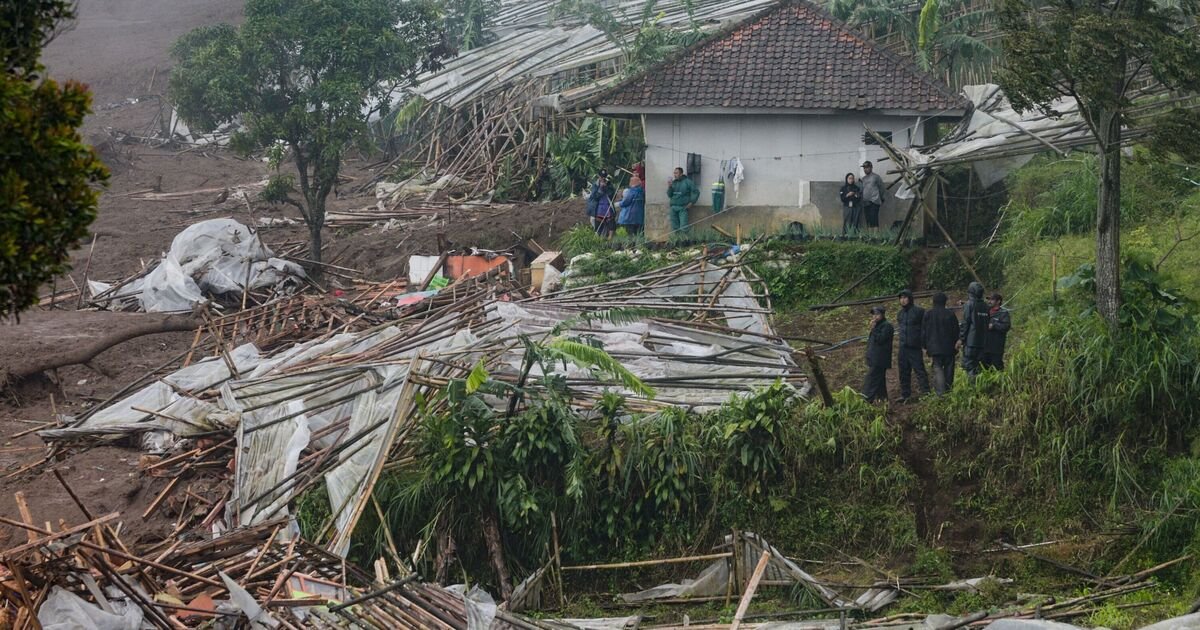 Longsor di Indonesia menewaskan delapan orang dan lebih dari 80 orang hilang dalam bencana mengerikan tersebut