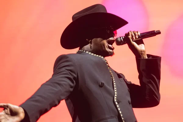 Ne-Yo menyambut gaya hidup sehari-hari di pedesaan, dan mengatakan bahwa citra R&B sebagai "pria paling seksi yang punya banyak uang" bukanlah kenyataan