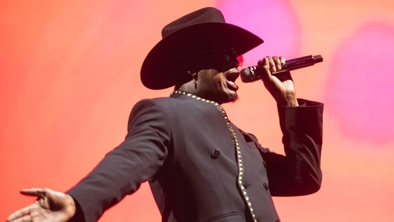 Ne-Yo menyambut gaya hidup sehari-hari di pedesaan, dan mengatakan bahwa citra R&B sebagai “pria paling seksi yang punya banyak uang” bukanlah kenyataan