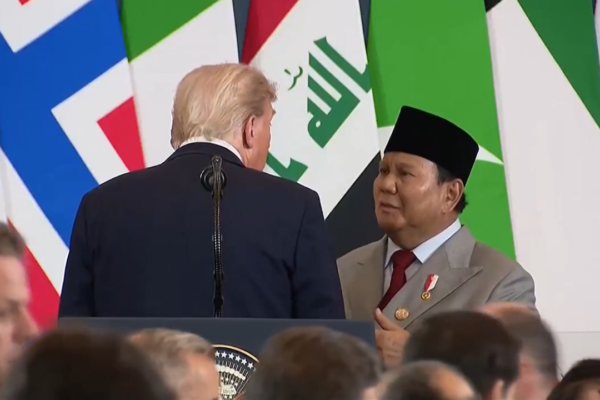 TONTON: Trump Tertangkap Kamera Saat Membahas Urusan Keluarga dengan Presiden Indonesia