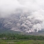 Tonton: Gunung Semeru di Indonesia memuntahkan awan abu raksasa saat meletus