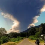 Gunung berapi Indonesia, Gunung Lewotobi Laki-laki, memuntahkan awan abu yang sangat tebal saat kembali meletus