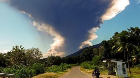 Gunung berapi Indonesia, Gunung Lewotobi Laki-laki, memuntahkan awan abu yang sangat tebal saat kembali meletus