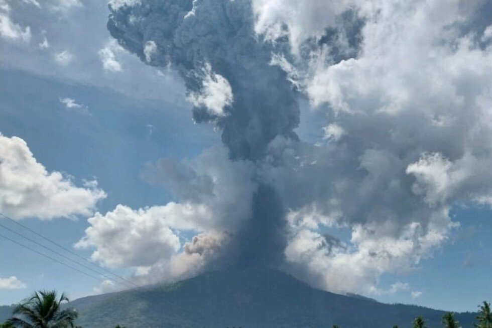 Gunung berapi Lewotobi Laki Laki di Indonesia kembali memuntahkan semburan abu panas