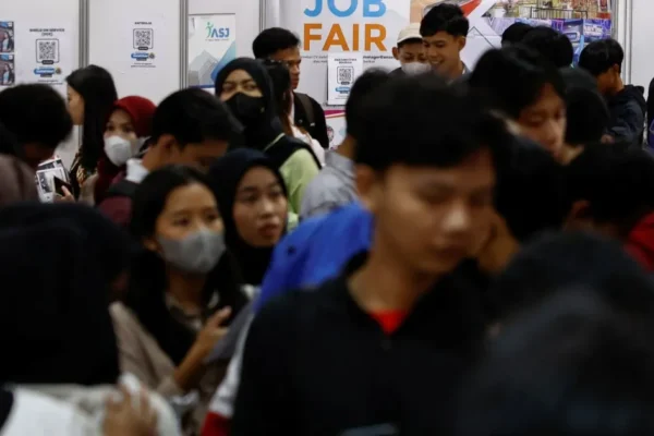 Indonesia memiliki 44 juta pemuda. Negara ini sedang berupaya keras untuk menyediakan lapangan kerja bagi mereka
