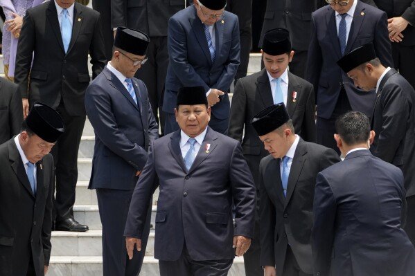 Presiden baru Subianto melantik Kabinet terbesar di Indonesia sejak 1966, yang terdiri dari 109 anggota