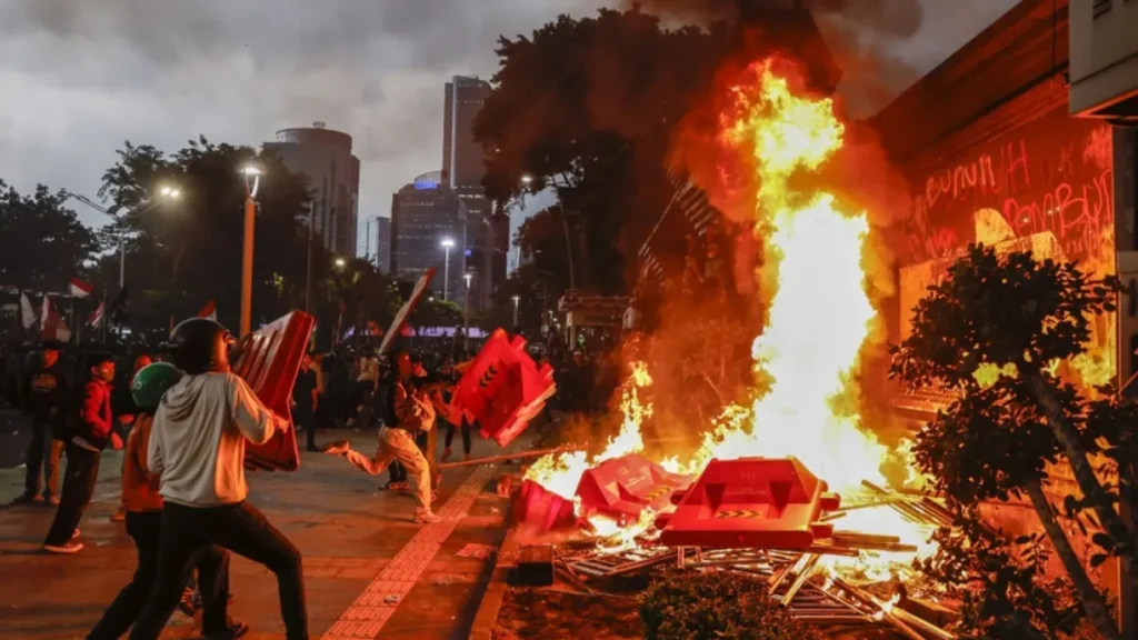 Tiga orang tewas dalam kebakaran di gedung pemerintah Indonesia yang diduga disebabkan oleh para demonstran