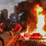 Tiga orang tewas dalam kebakaran di gedung pemerintah Indonesia yang diduga disebabkan oleh para demonstran