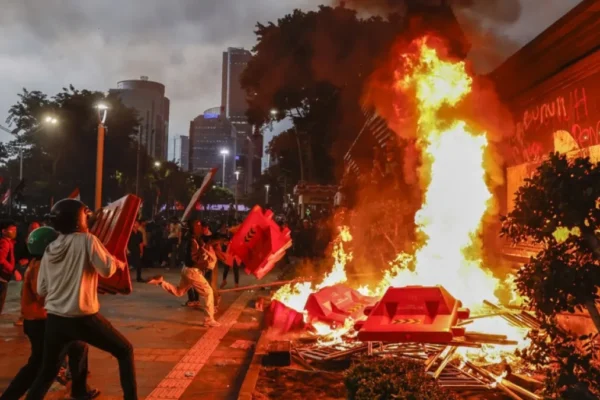 Tiga orang tewas dalam kebakaran di gedung pemerintah Indonesia yang diduga disebabkan oleh para demonstran