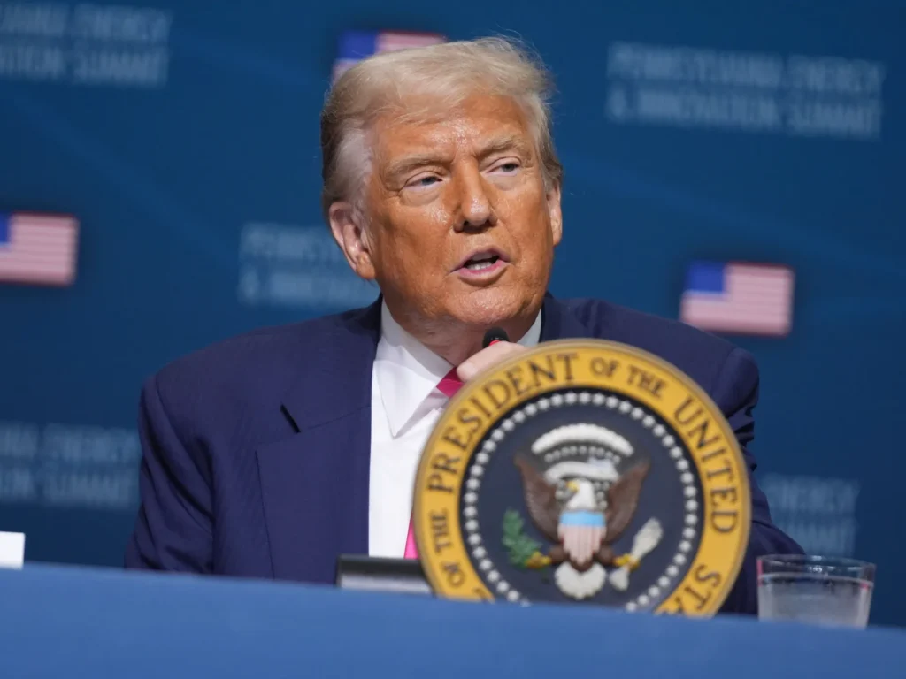 Trump mengumumkan tarif 19% untuk Indonesia, dan mengatakan kesepakatan dengan Vietnam ‘sudah hampir rampung’