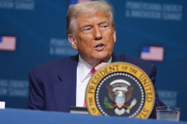 Trump mengumumkan tarif 19% untuk Indonesia, dan mengatakan kesepakatan dengan Vietnam ‘sudah hampir rampung’